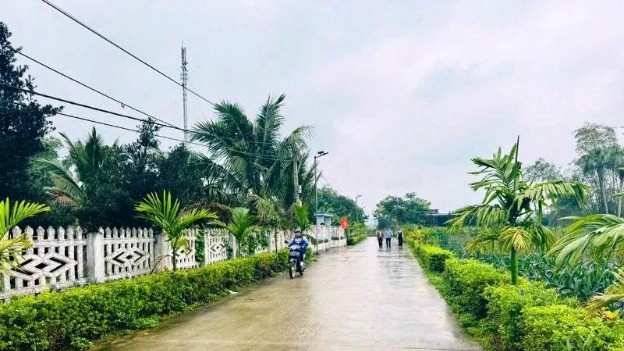 Các tuyến đường nội thôn xã Hợp Tiến được nâng cấp mở rộng trên 6m, kết hợp trồng  cây xanh 2 bên đường theo tiêu chí “xanh- sạch- đẹp”. Ảnh Hương Hạnh