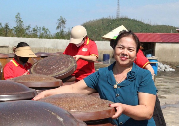 Chị Lê Thị Khương, Giám đốc Hợp tác xã thu mua và chế biến  thủy hải sản Phú Khương