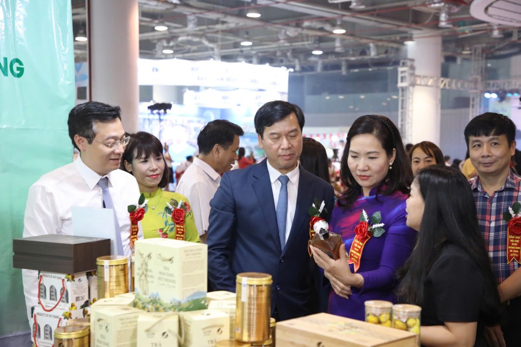 Đại biểu tham quan các gian hàng trưng bày, giới thiệu sản phẩm tại hội chợ.