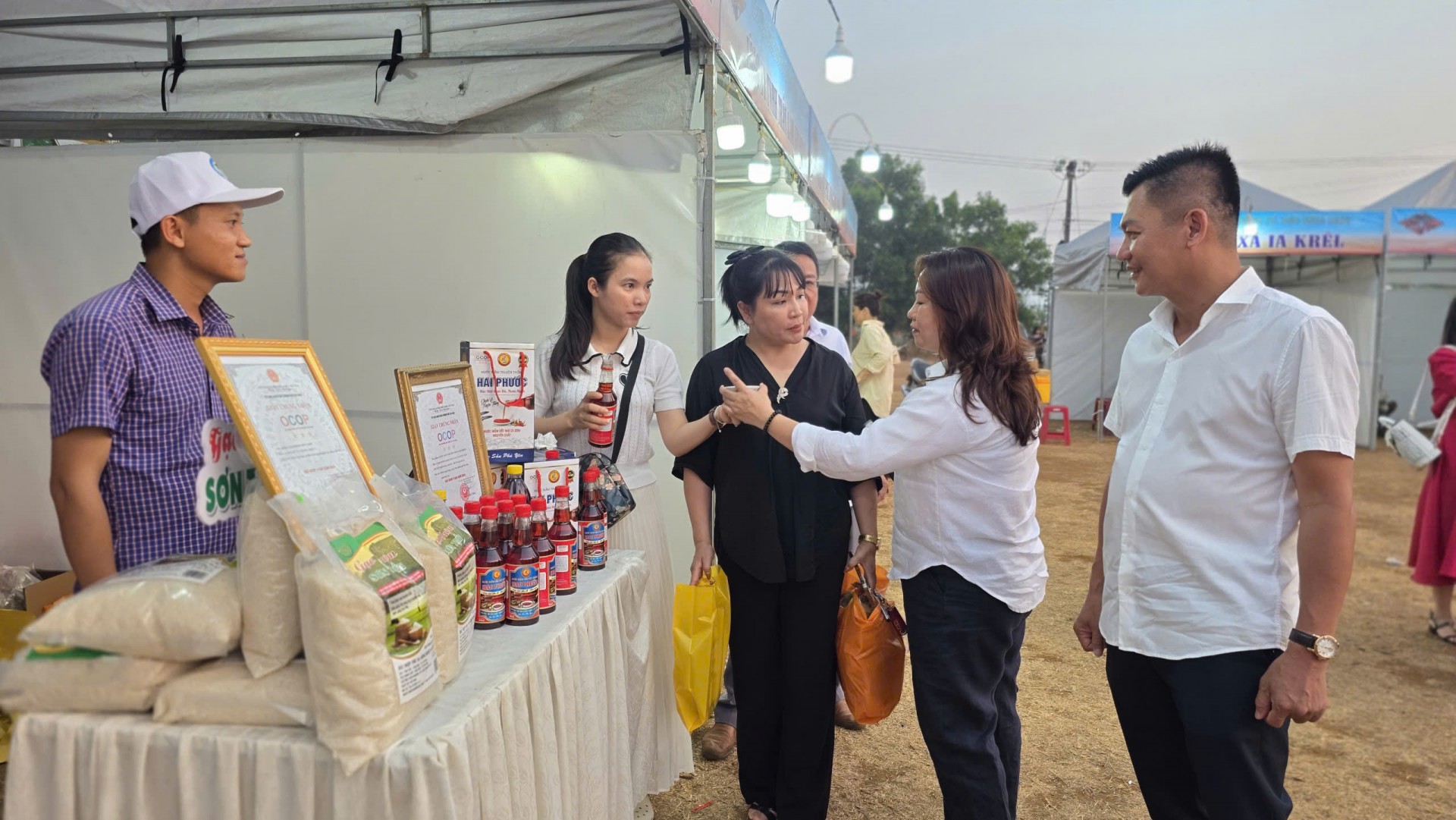 Các gian hàng OCOP thu hút đông đảo người dân, du khách đến tham quan mua sắm.