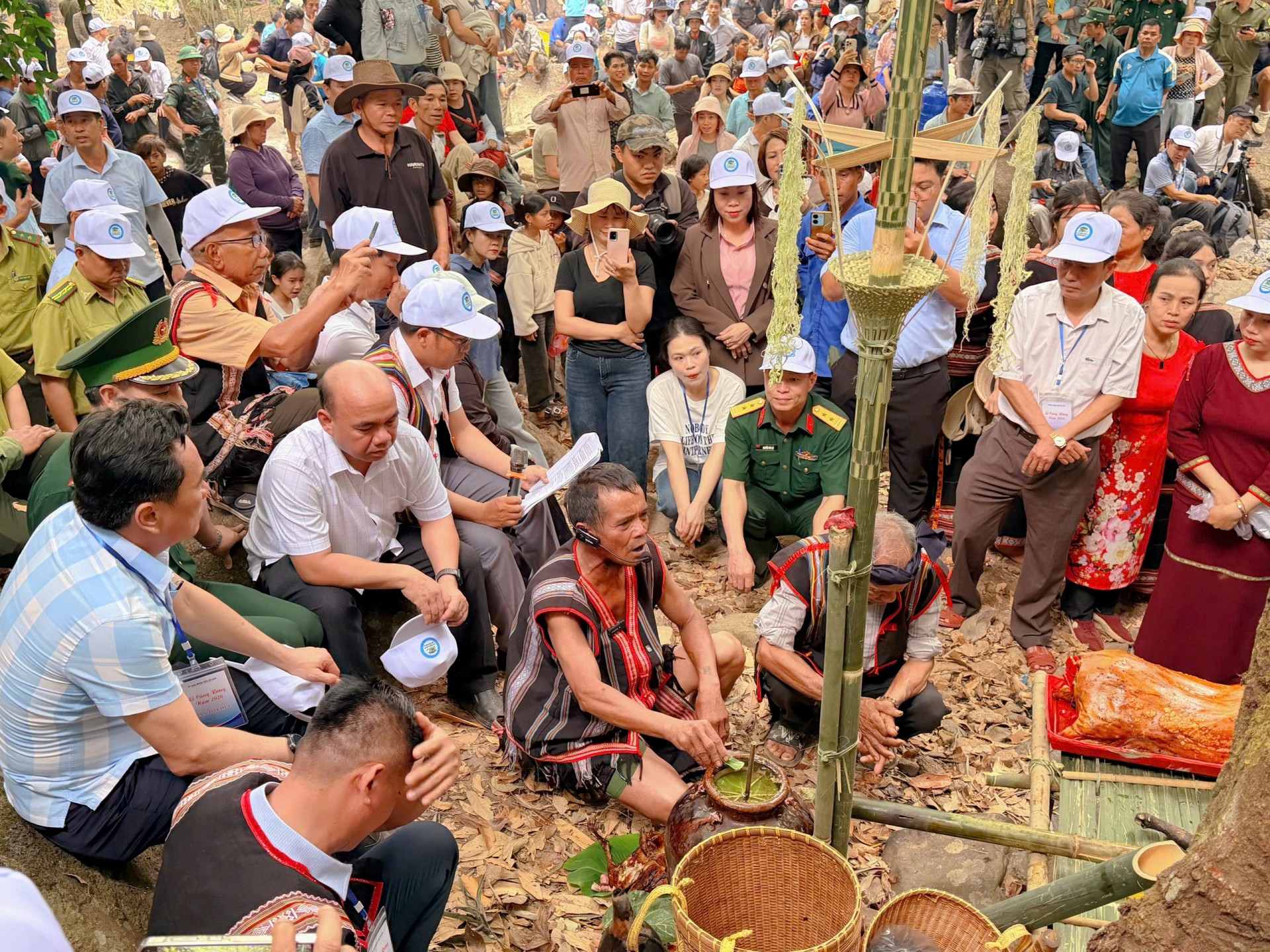 Già làng Siu Dơih và Puih Long khấn các Yàng về dự lễ.