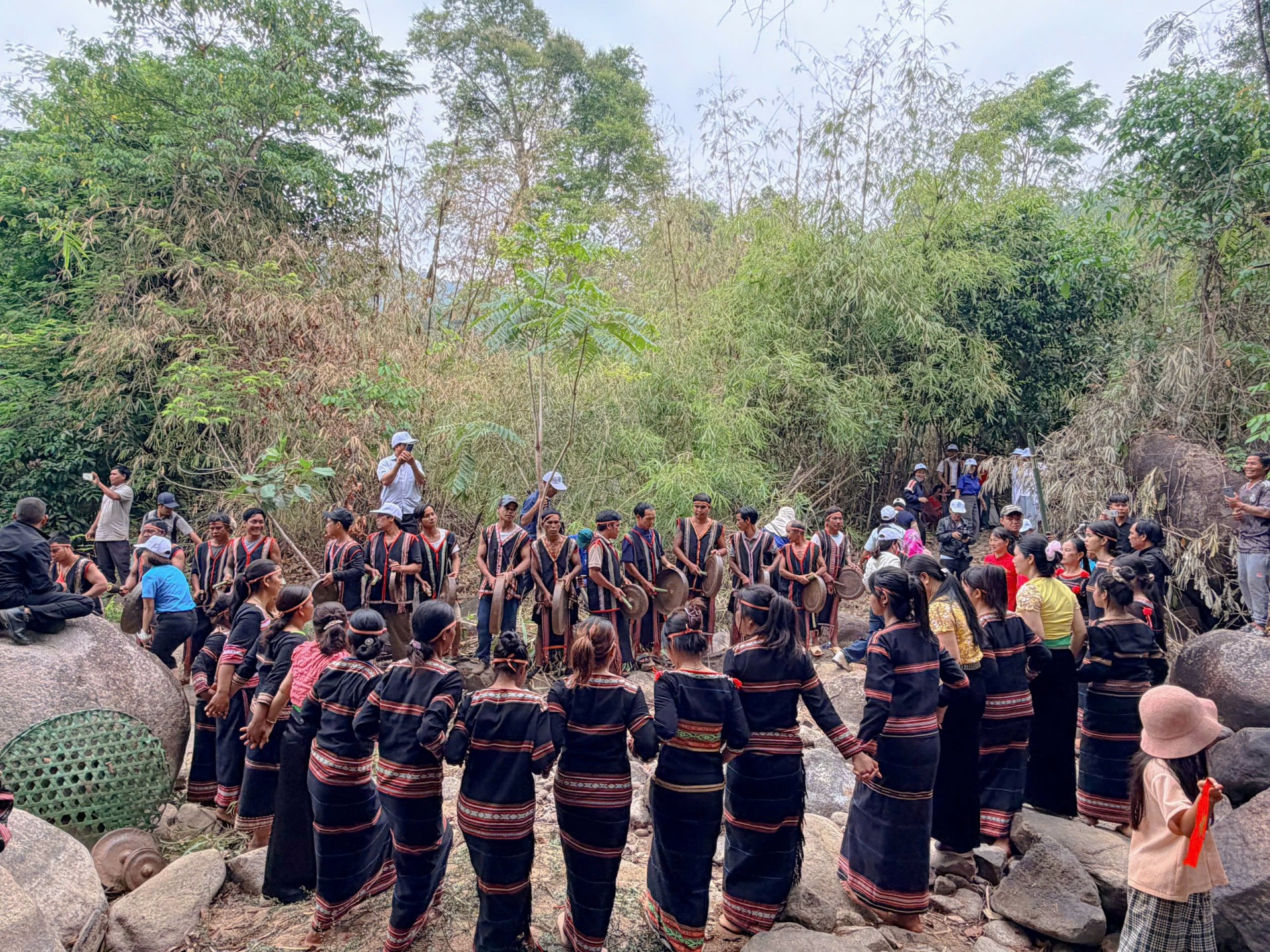 Đội cồng chiêng chào đón đại biểu và du khách tham dự Lễ cúng rừng.