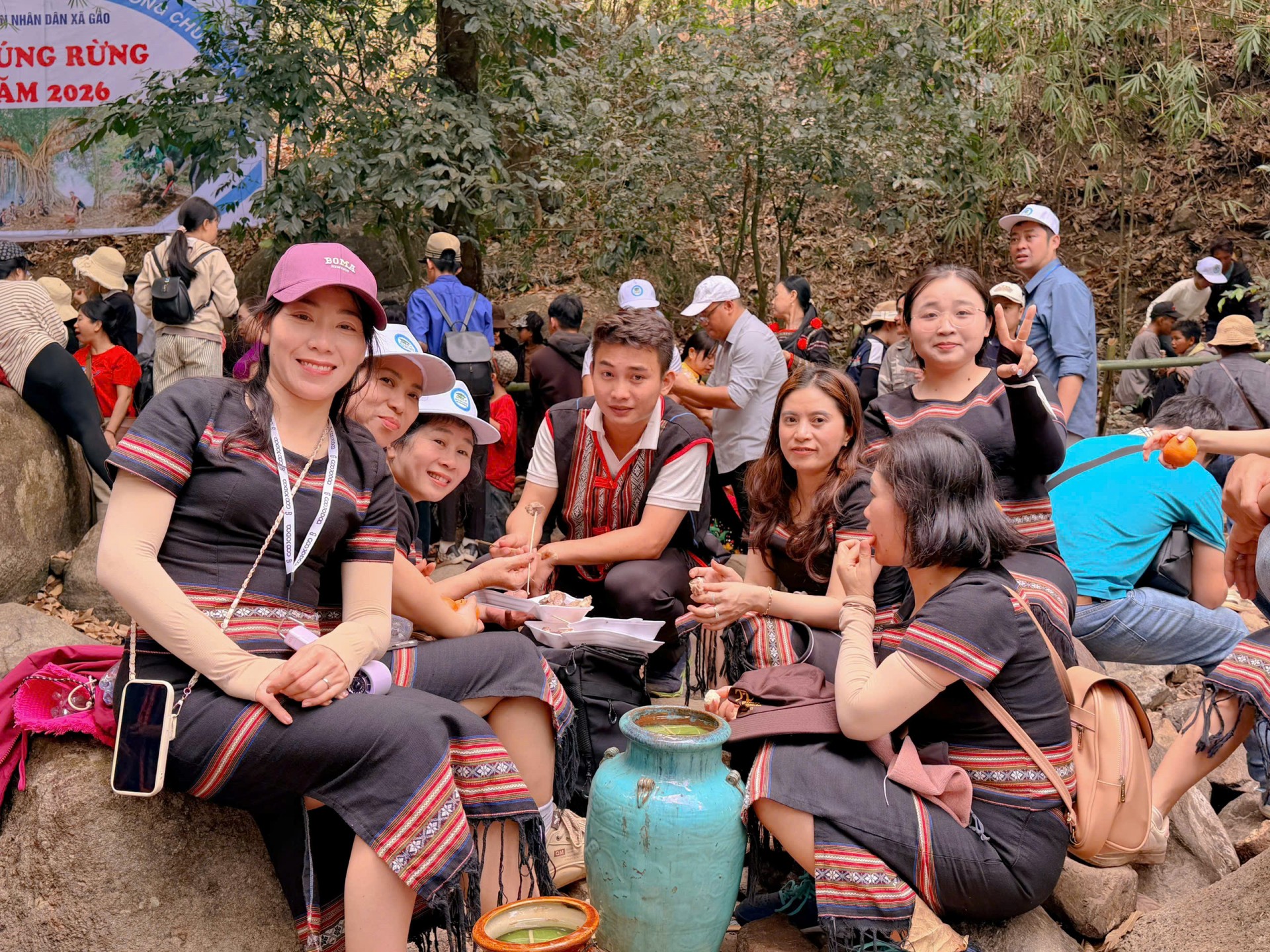 Sau phần nghi lễ, người dân và du khách cùng nhau ăn uống và sinh hoạt tại khu rừng thiêng.