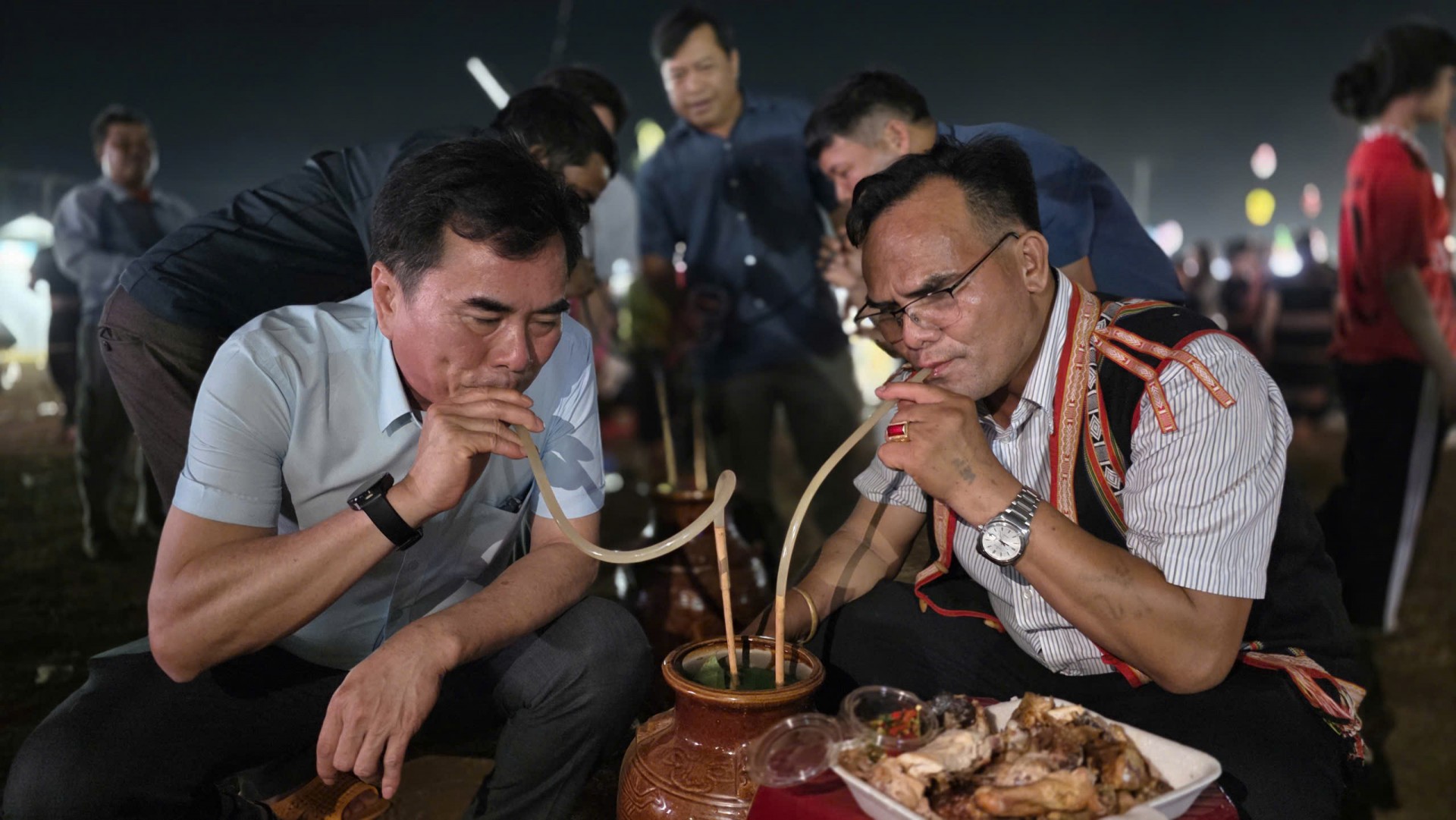 Các đại biểu và Nhân dân, du khách cùng thưởng thức rượu ghè.