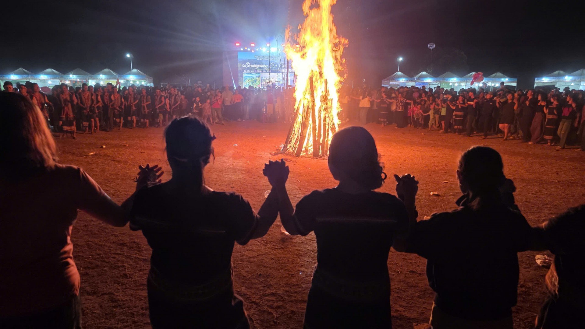 Bên ánh lửa tập bùng người dân và du khách hoà mình vào nhịp điệu cồng chiêng.