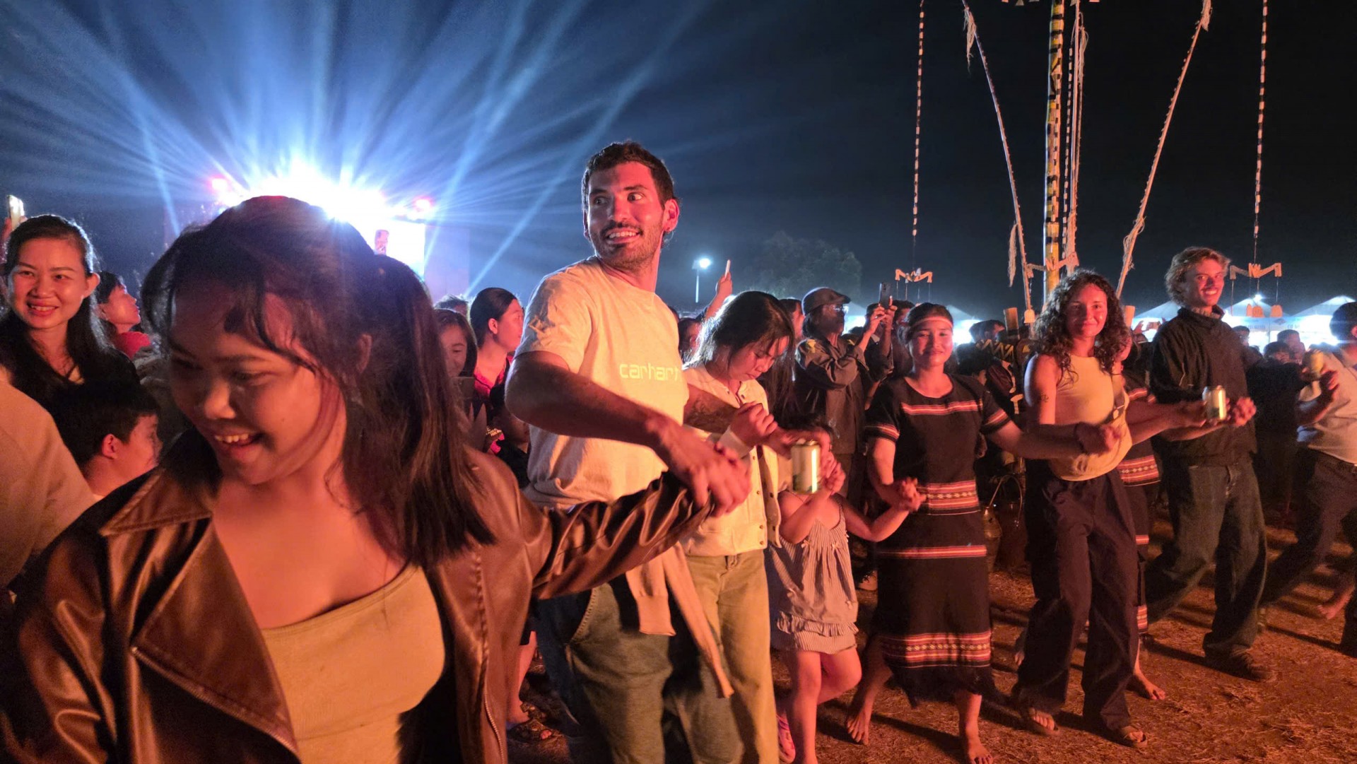 Không ít du khách nước ngoài tham gia tìm hiểu văn hoá truyền thống của đồng bào dân tộc Jrai.