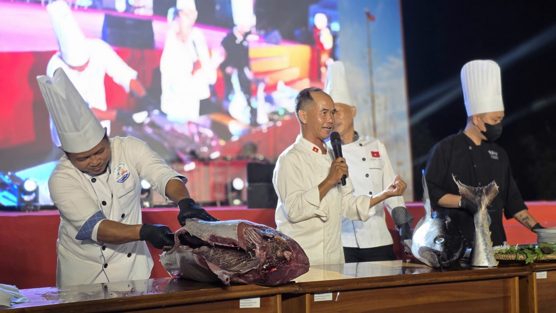 Hoạt động màn quảng diễn chế biến sashimi cá ngừ đại dương trở thành điểm nhấn thu hút đông đảo du khách.