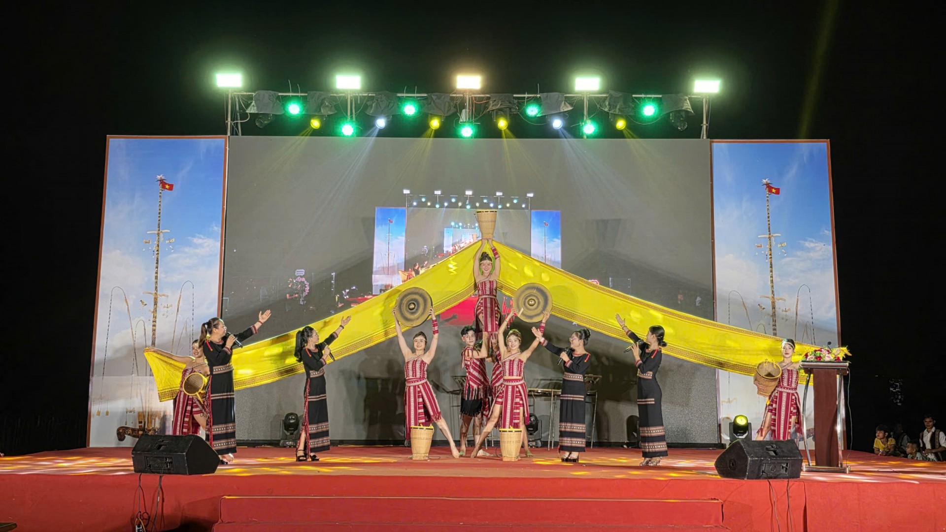 Chương trình văn nghệ đặc sắc.