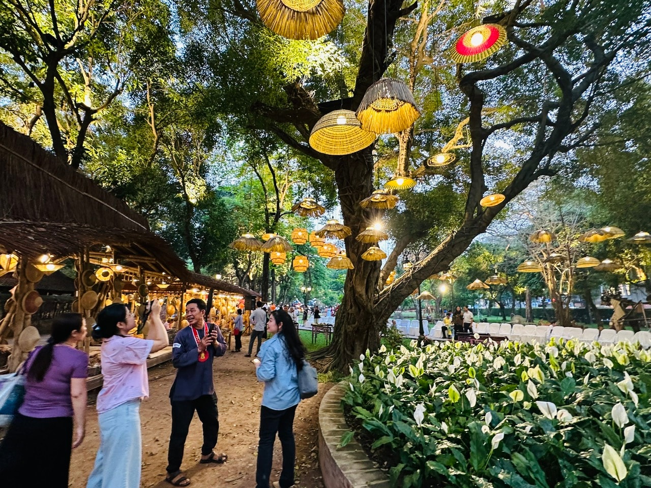 “Vườn Ánh sáng” thắp sáng di sản tại Văn Miếu – Quốc Tử Giám