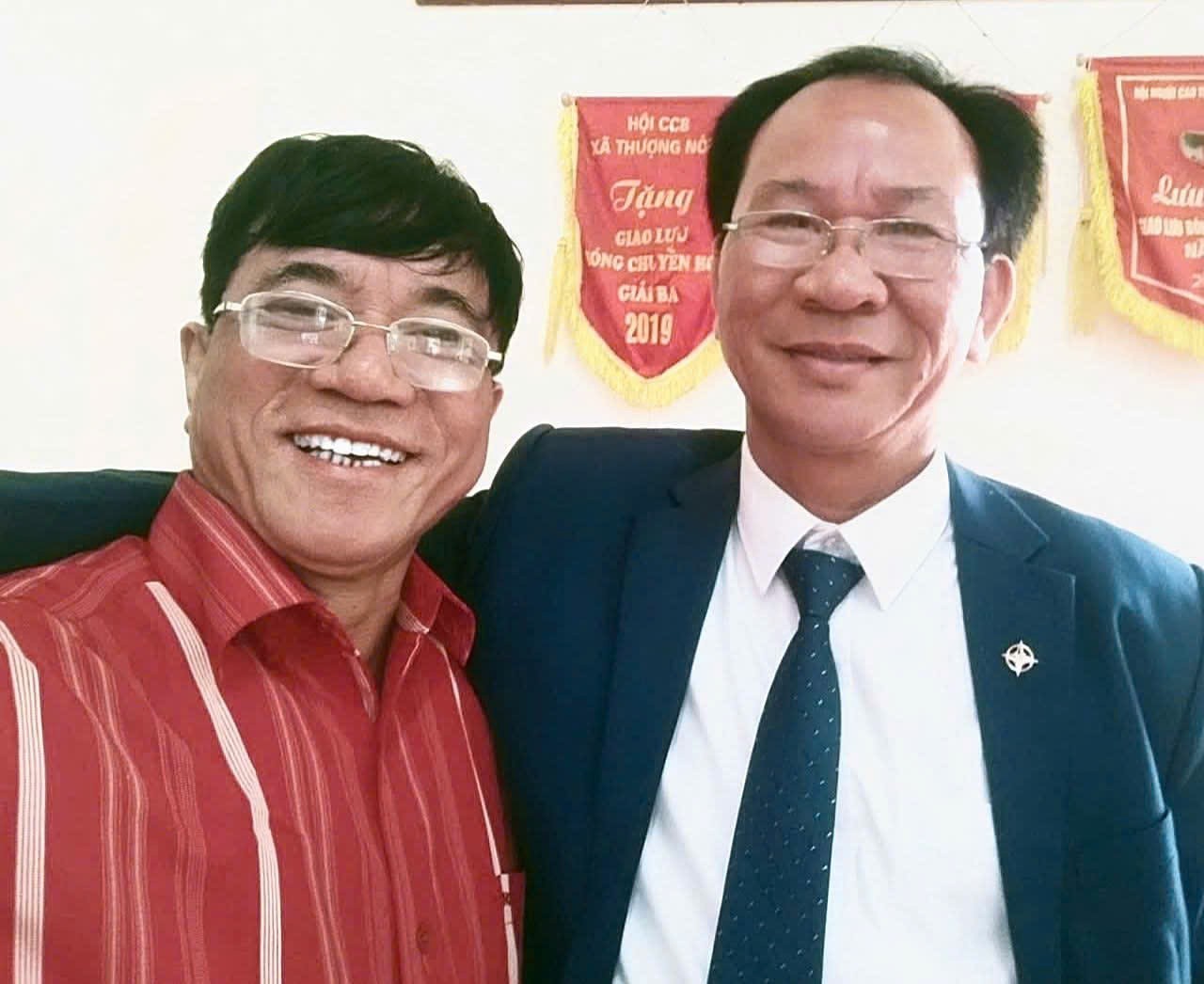 Ông Nguyễn Xuân Quế (bên phải) , Bí thư Chi bộ,Trưởng Khu 10 Liên Hoa- Dân Quyền và Phóng viên.