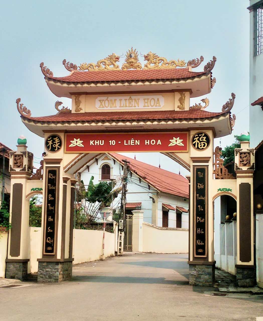 Cổng khu 10 Liên Hoa, xây dựng từ nguồn kinh phí đóng góp, ủng hộ của người dân địa phương.