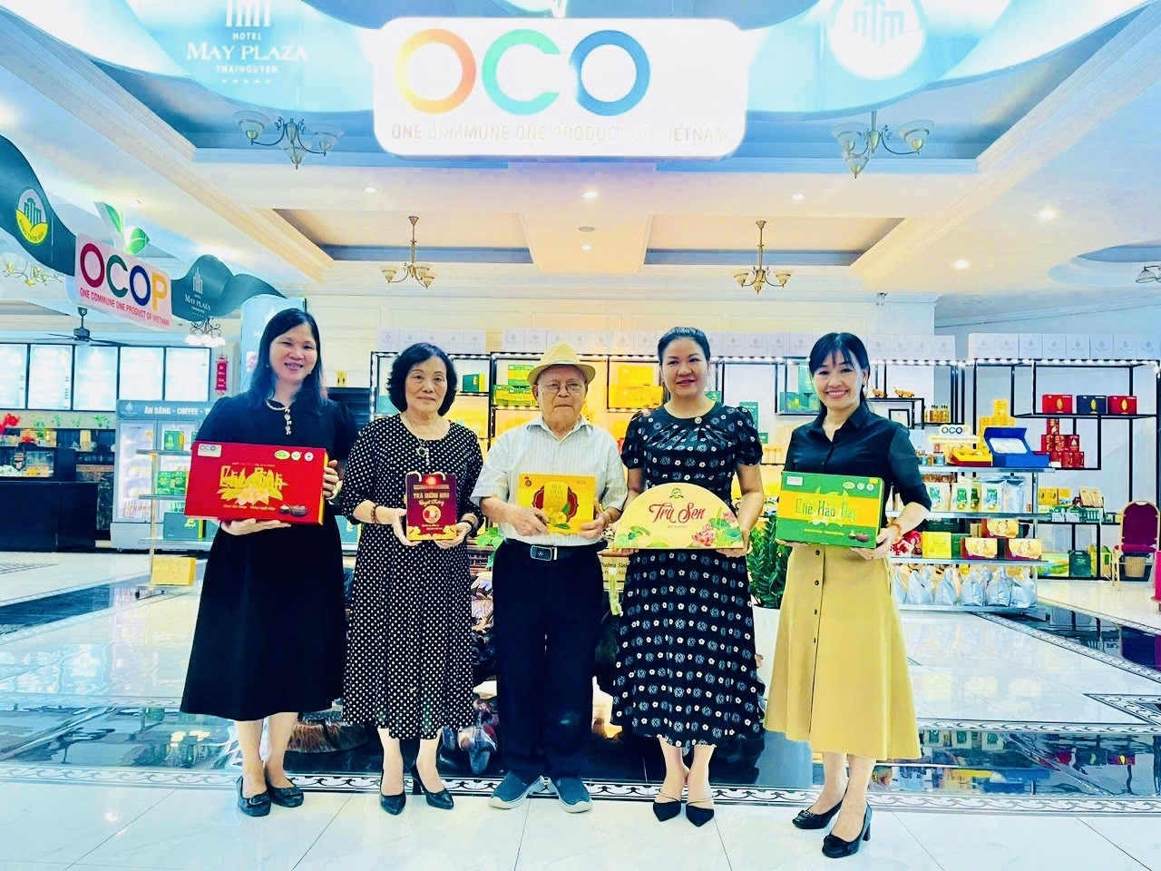 PGS Trần Ninh và các nhà khoa học tham gia Hôj thảo khoa học: ĐMST trong bảo tồn và phát triển tài nguyên dược liệu bắt đầu từ cây trà hoa vàng bản địa Thái Nguyên cùng tôn vinh Trà hoa vàng Hakodae Orgavina là một trong “Ngũ đại danh trà” tỉnh Thái Nguyên