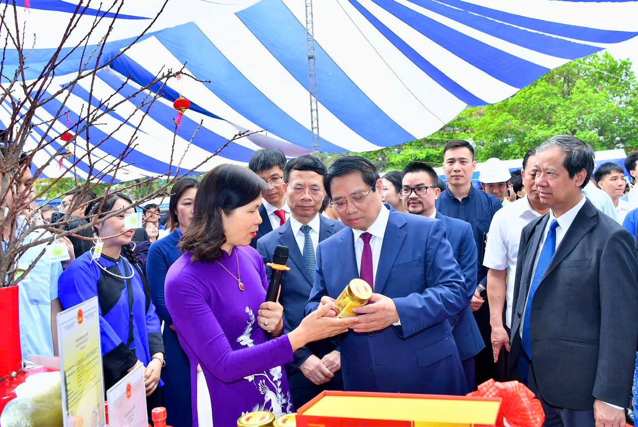 Thủ tướng Phạm Mình Chính vui mừng lắng nghe chia sẻ của Th S Phạm Thị Lý về việc áp dụng công nghệ số bảo tồn trà hoa vàng Hakodae Orgavina tại Lễ phát động Phong trào thi đua “ cả nước thì đua ĐMST, CĐS” ngày 24/4/2025 tại Học Viện Bưu chính Viễn  thông