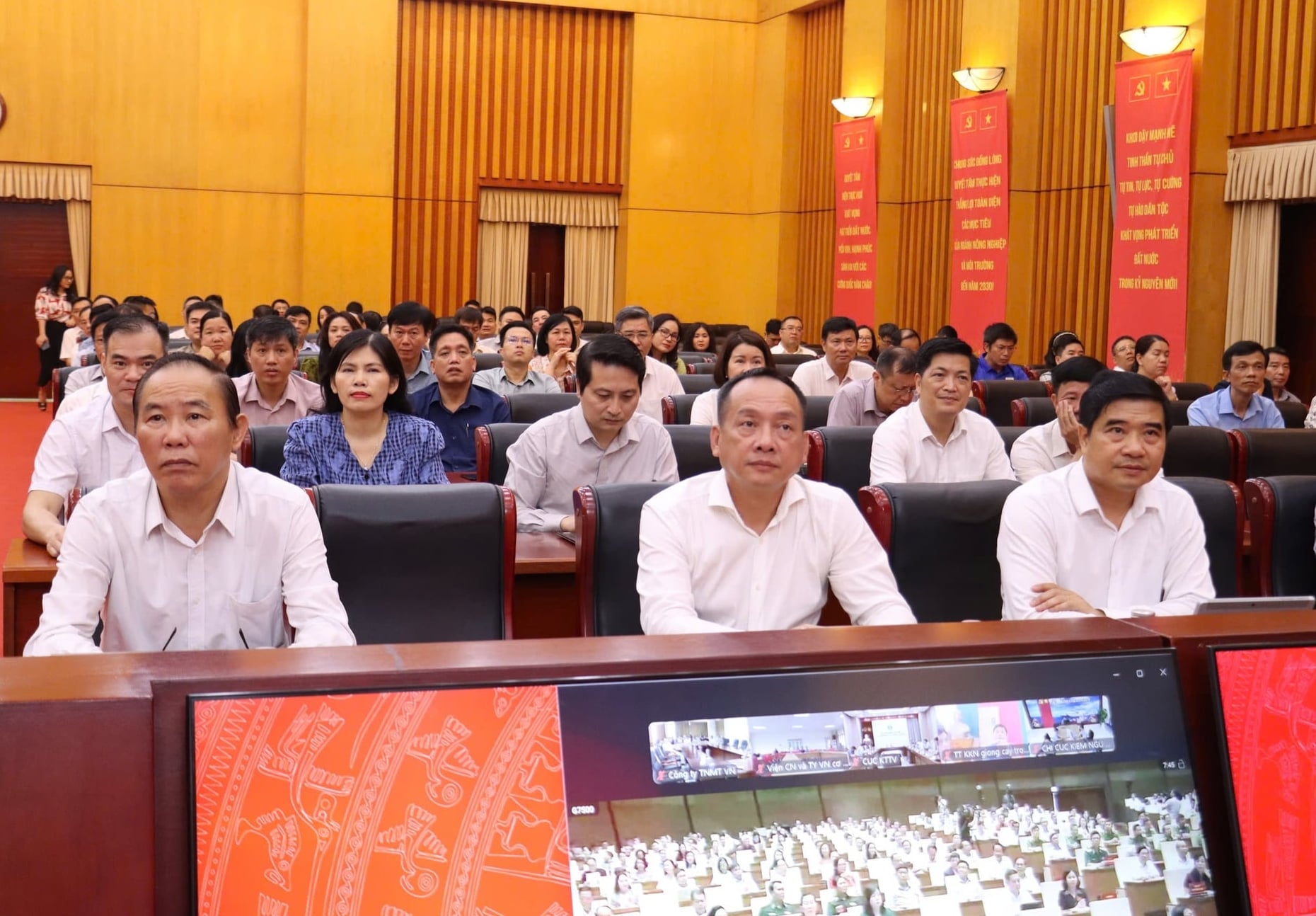 Điểm cầu chính tại Đảng ủy Bộ Nông nghiệp và Môi trường do đồng chí Ngô Hồng Giang, Phó Bí thư chuyên trách Đảng ủy Bộ và Thứ trưởng Phùng Đức Tiến, Ủy viên Ban Thường vụ, Trưởng Ban Tuyên giáo và Dân vận chủ trì. Tham dự tại đây có 260 đại biểu là Ủy viên BCH Đảng bộ Bộ cùng toàn thể cán bộ, đảng viên các tổ chức đảng khối Vụ, Đảng bộ Văn phòng Bộ và các cơ quan tham mưu, giúp việc. Ảnh: Nguyễn Thủy.