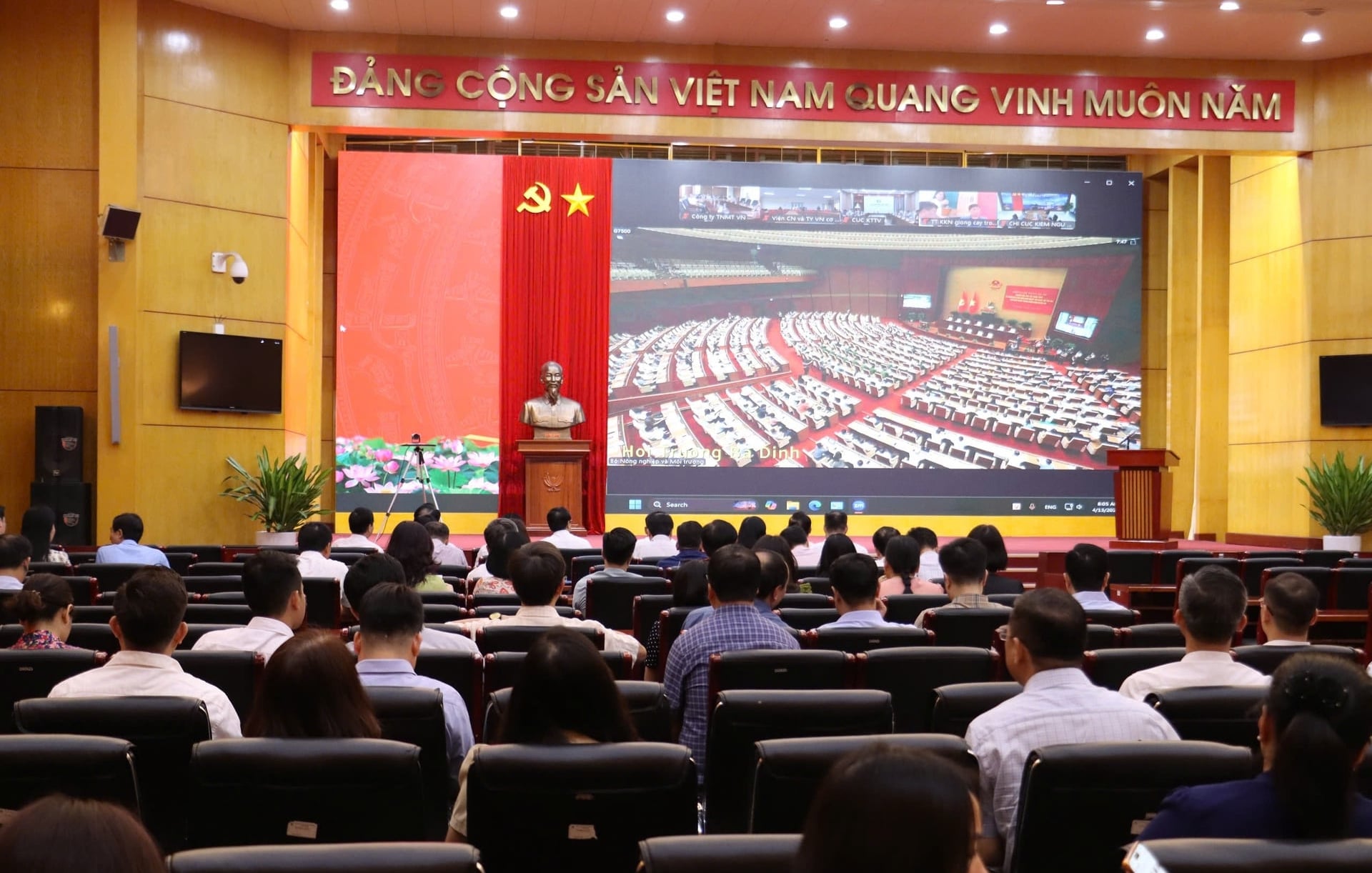 Đảng ủy Bộ Nông nghiệp và Môi trường tham dự Hội nghị trực tuyến tại điểm cầu chính tại trụ sở Bộ. Ngoài ra, Hội nghị còn được kết nối trực tuyến tới 460 điểm cầu với hơn 8.300 đảng viên tham dự. Ảnh: Nguyễn Thủy.