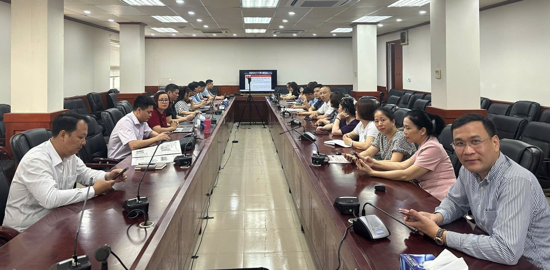 Đảng bộ Báo Nông nghiệp và Môi trường tại đầu cầu Dương Đình Nghệ, Hà Nội. Ảnh: Tiến Dũng.