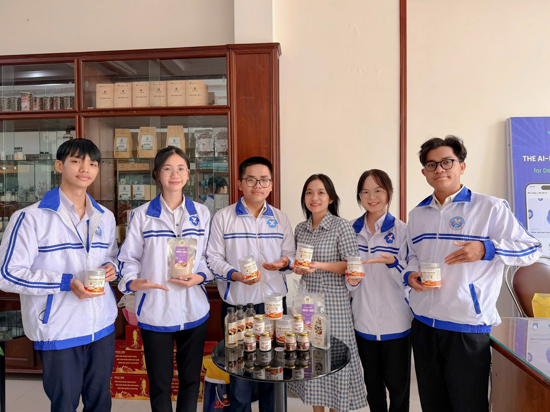 Cô giáo Lê Thị Thùy Linh và các thành viên nhóm dự án.