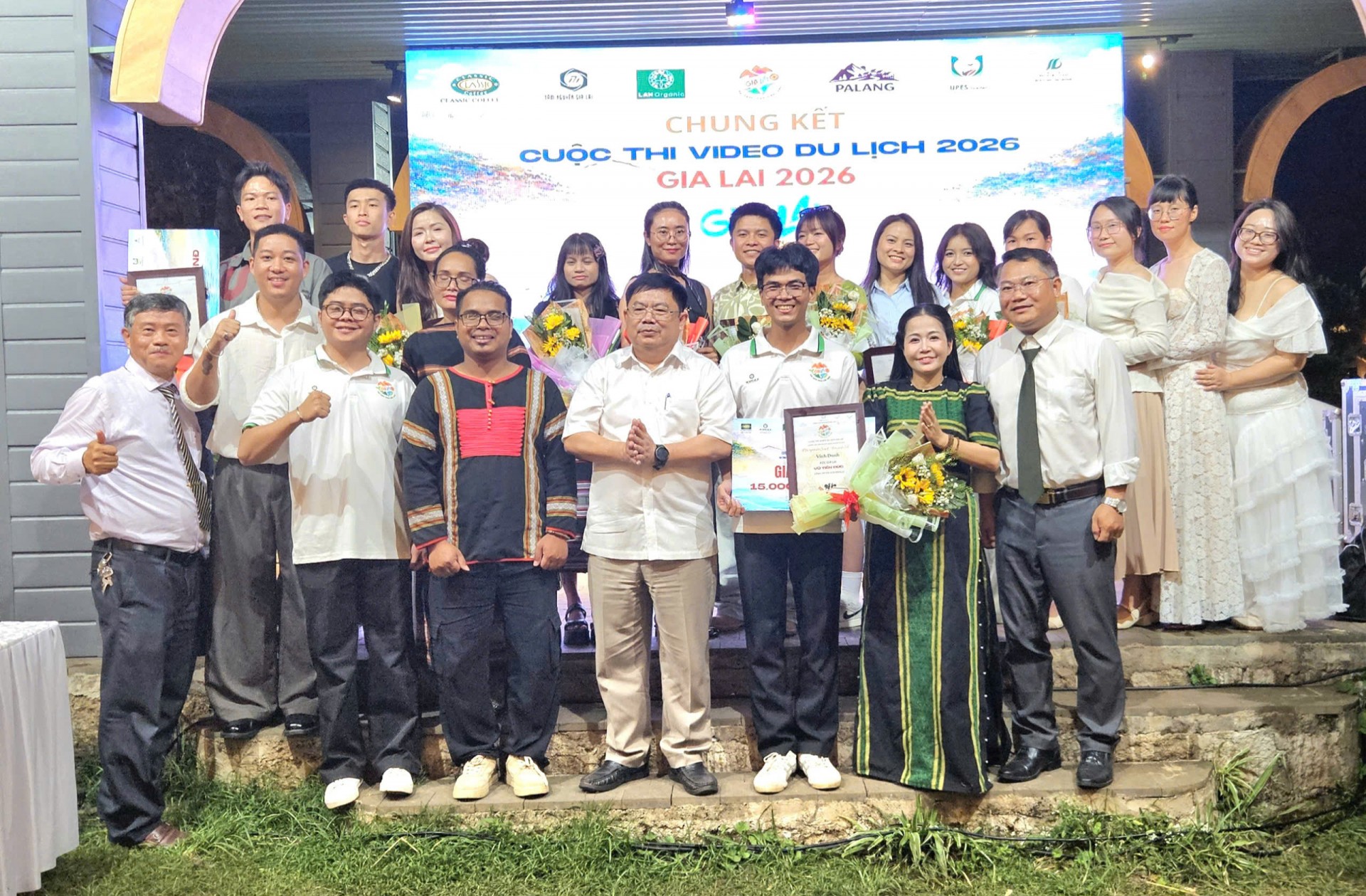 Ban tổ chức trao giải cho các thí sinh đạt thành tích tốt tại cuộc thi.