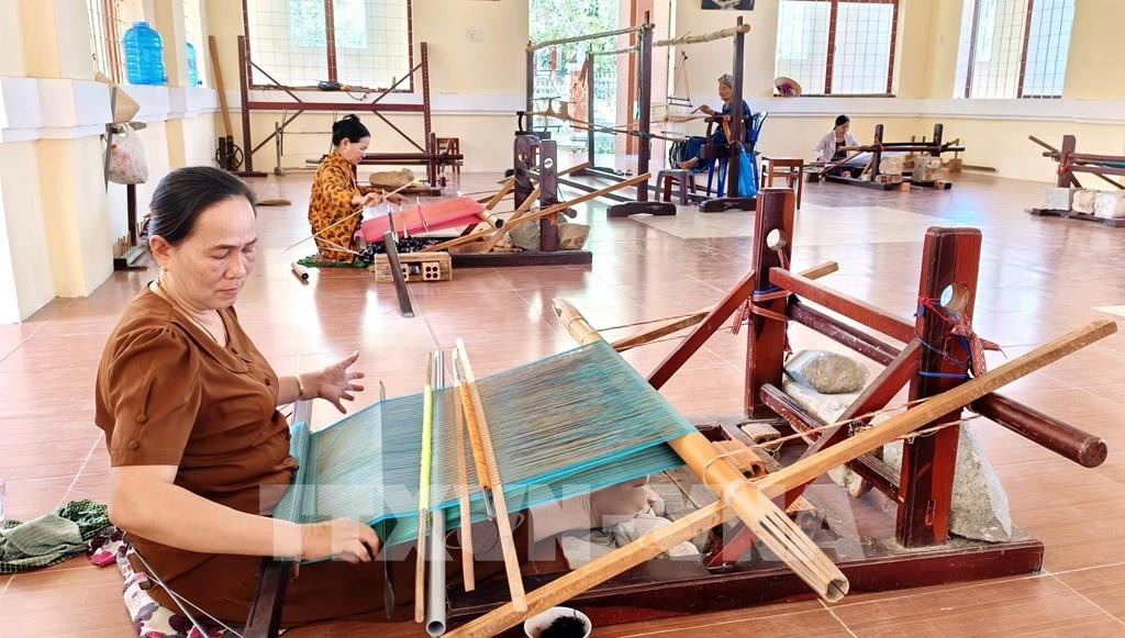 Thành viên Hợp tác xã dệt thổ cẩm Chăm Mỹ Nghiệp (xã Ninh Phước, Khánh Hòa) sản xuất sản phẩm phục vụ thị trường. Ảnh: Nguyễn Thành – TTXVN Thành viên Hợp tác xã dệt thổ cẩm Chăm Mỹ Nghiệp (xã Ninh Phước, Khánh Hòa) sản xuất sản phẩm phục vụ thị trường. Ảnh: Nguyễn Thành – TTXVN