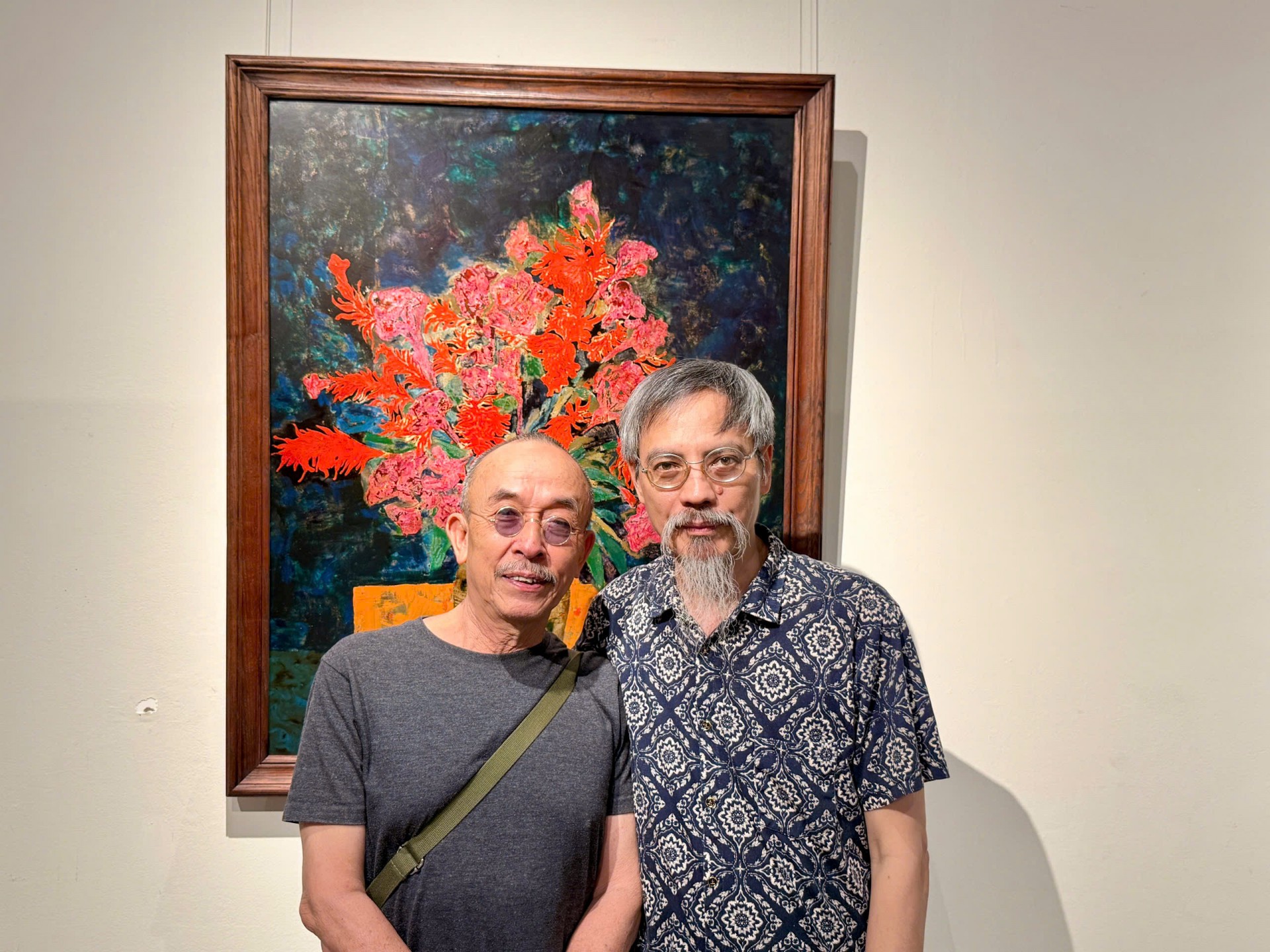 Họa sĩ Đào Ngọc Hân (bên phải) cho biết sơn ta không chỉ là chất liệu hội họa mà còn là kết tinh của tri thức thủ công truyền thống.