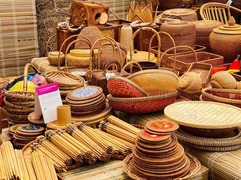 Qua nhiều thế hệ, sản phẩm thủ công này vẫn giữ được nét tinh xảo, bền đẹp vốn có trong từng đường đan lát và mang đậm giá trị văn hóa truyền thống. Ảnh: Mai Linh