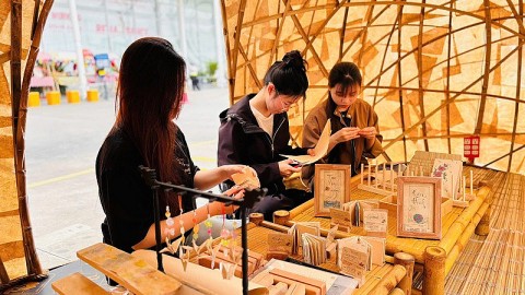 tram nghe tram nghe tai hien sinh dong buc tranh lang nghe viet