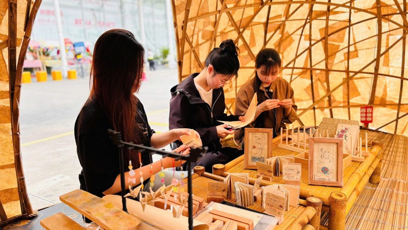 “Trăm Nghề Trăm Nghệ” là tổ hợp trải nghiệm thực tế, mở ra không gian để giới trẻ khám phá chiều sâu văn hóa truyền thống và trực tiếp sáng tạo nên những sản phẩm thủ công mang đậm dấu ấn bản sắc Việt. Ảnh: Nhật Chi