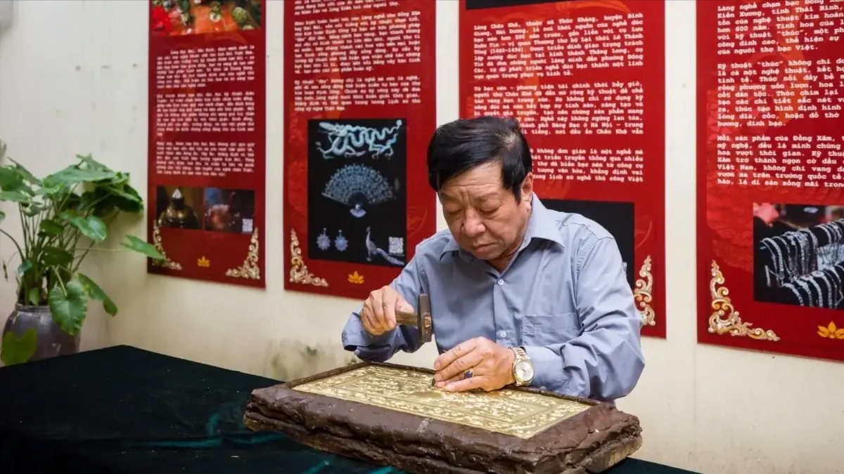 Nghệ nhân giới thiệu về tinh hoa nghề chạm bạc tại đình Kim Ngâ