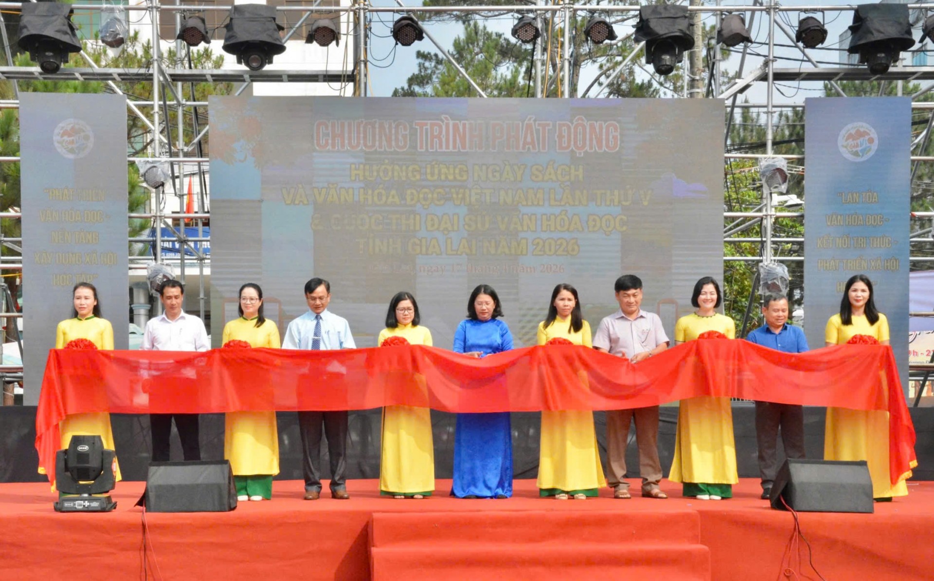 Các đại biểu Cắt băng khai mạc chương trình.