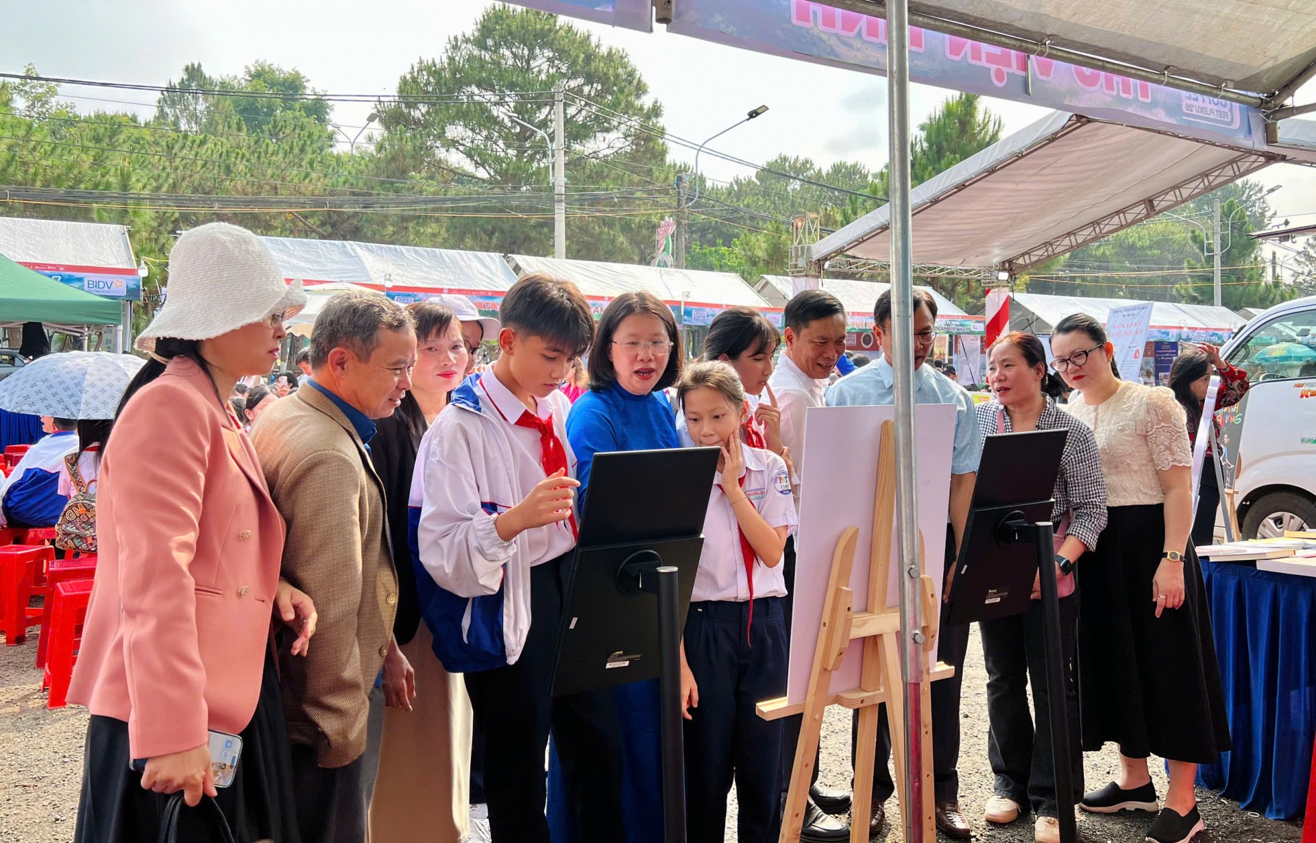 Chương trình thu hút đảo cán bộ, giáo viên và học sinh tham gia. 