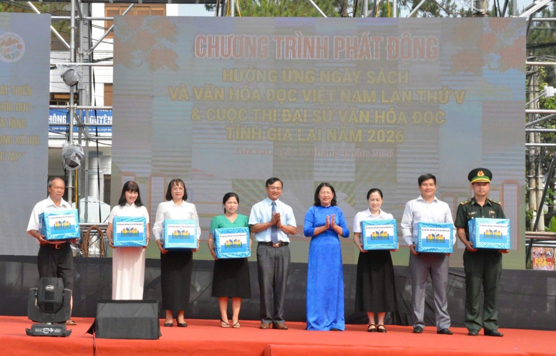 Ban tổ chức đã trao tặng 7 phần quà gồm các đầu sách mới xuất bản cho thư viện cơ sở.