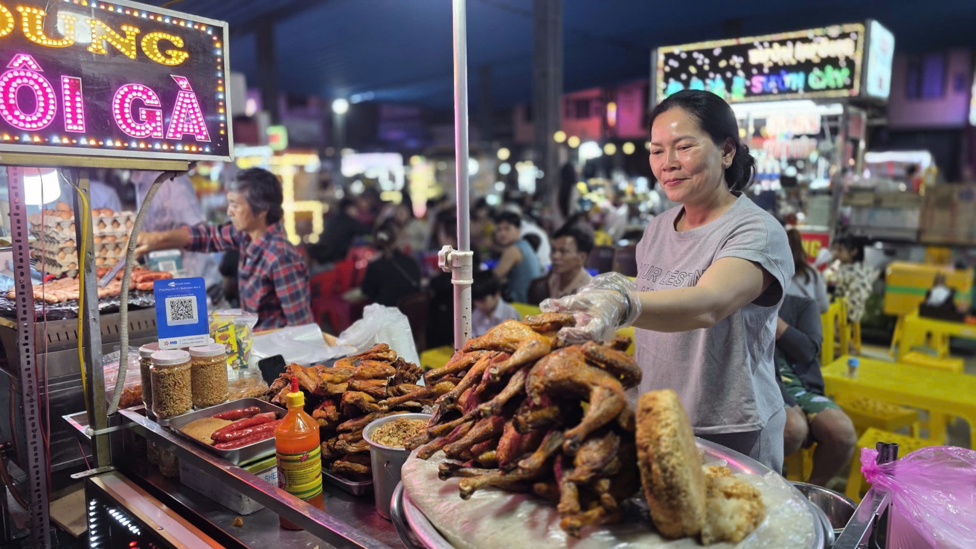 Phố ẩm thực tạo điều kiện giúp các hộ kinh doanh ổn định hơn.