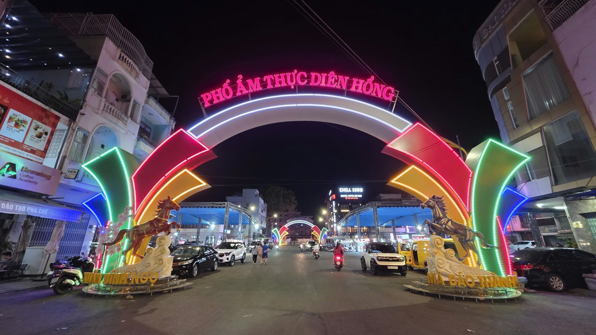 Cổng chào Phố ẩm thực Diên Hồng được đầu tư bài bản.