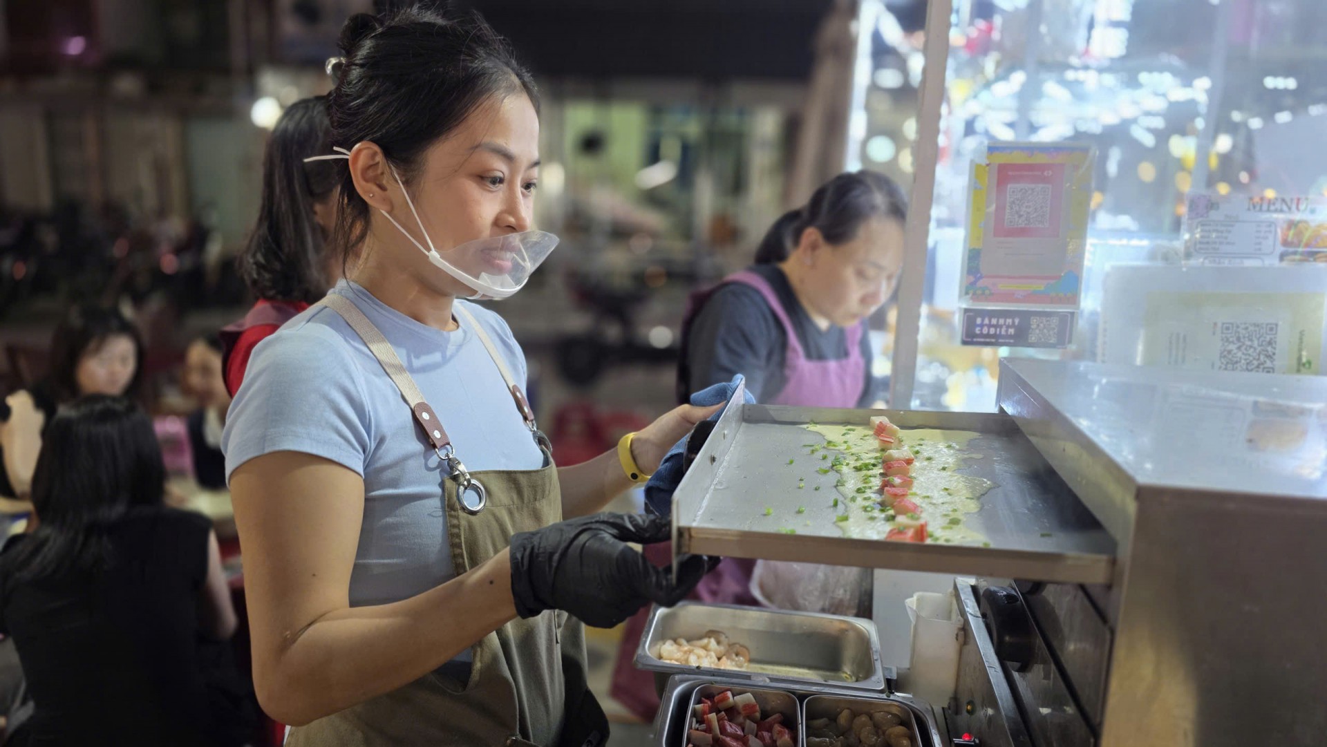 Các hộ kinh doanh chú trọng đảm bảo công tác vệ sinh an toàn thực phẩm.
