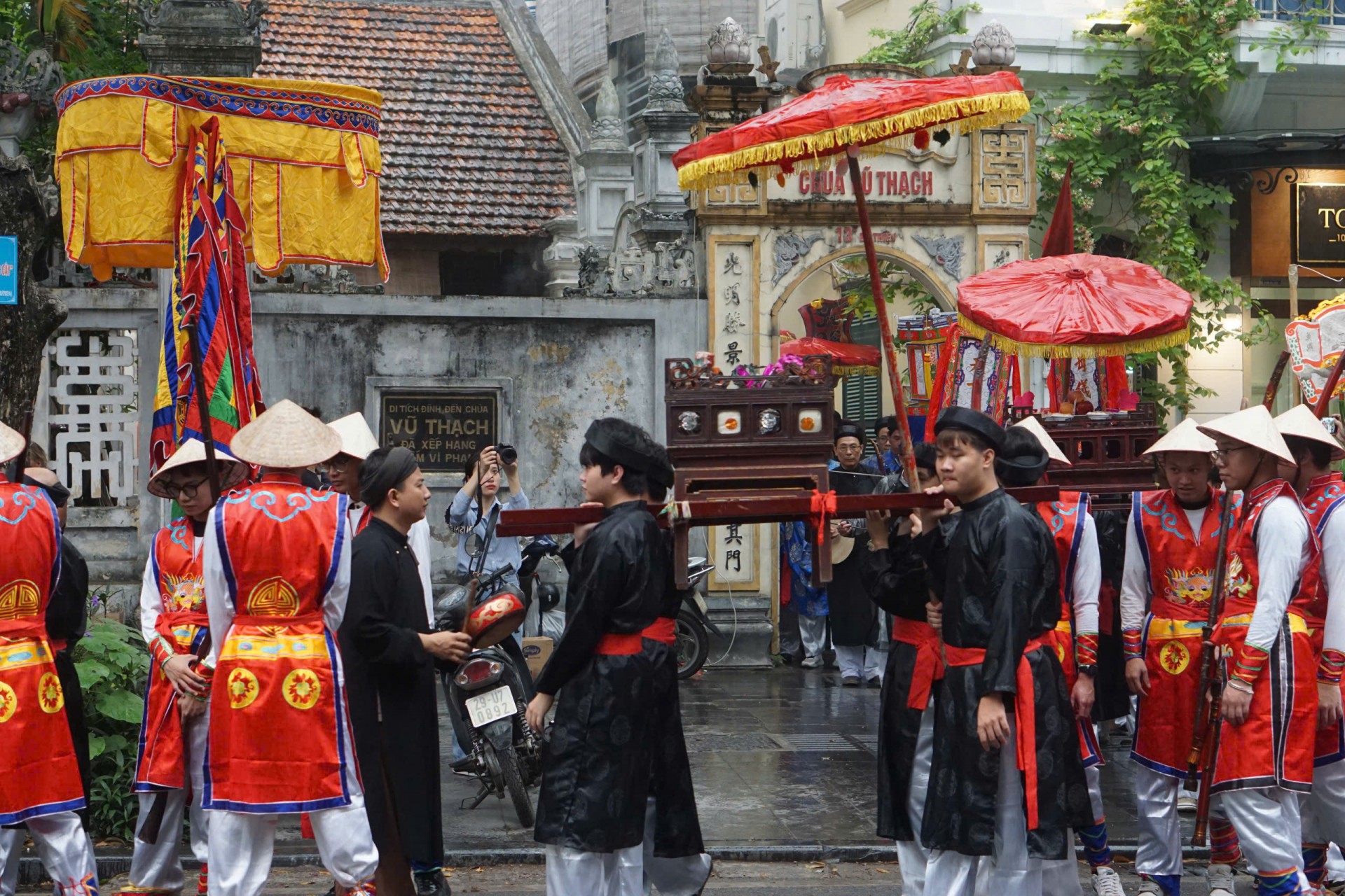 Hà Nội: Trang nghiêm nghi lễ rước kiệu truyền thống tại Cụm di tích Vũ Thạch