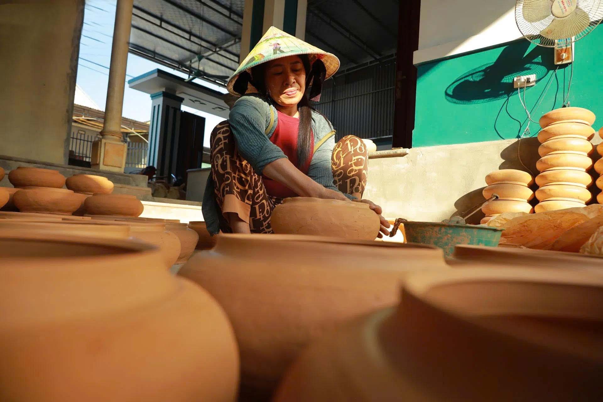 Nghề làm nồi đất đòi hỏi sự tỉ mẩn, kiên trì và óc thẩm mỹ cao cùng bàn  tay khéo léo của người thợ