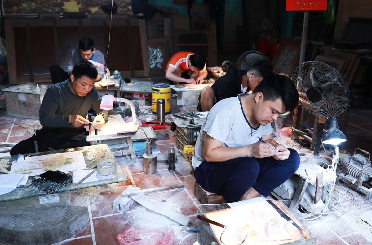 Những người thợ thủ công tập trung cao độ trong từng công đoạn.