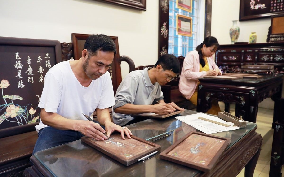 Nghệ nhân khảm trai Nguyễn Đức Biết (người ngoài cùng bên trái)