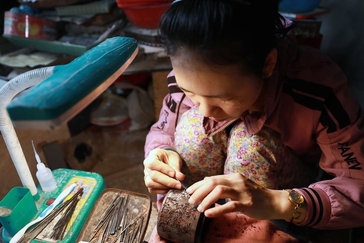 Việc đục mảnh gỗ theo hình vẽ sâu vừa bằng miếng trai, ốc được thợ thủ công thực  hiện cẩn thận.