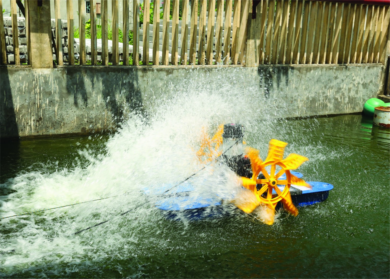 Máy guồng nước 4 cánh quạt tạo oxy hòa tan sử dụng để sục khí ao nước, ao nuôi tôm cá công nghiệp thâm canh mật độ cao, ao nuôi tôm trong nhà, ao lắng. Khu chứa chất thải lỏng các nhà máy sản xuất, xử lý nước thải đô thị, khu chứa chất thải hữu cơ…