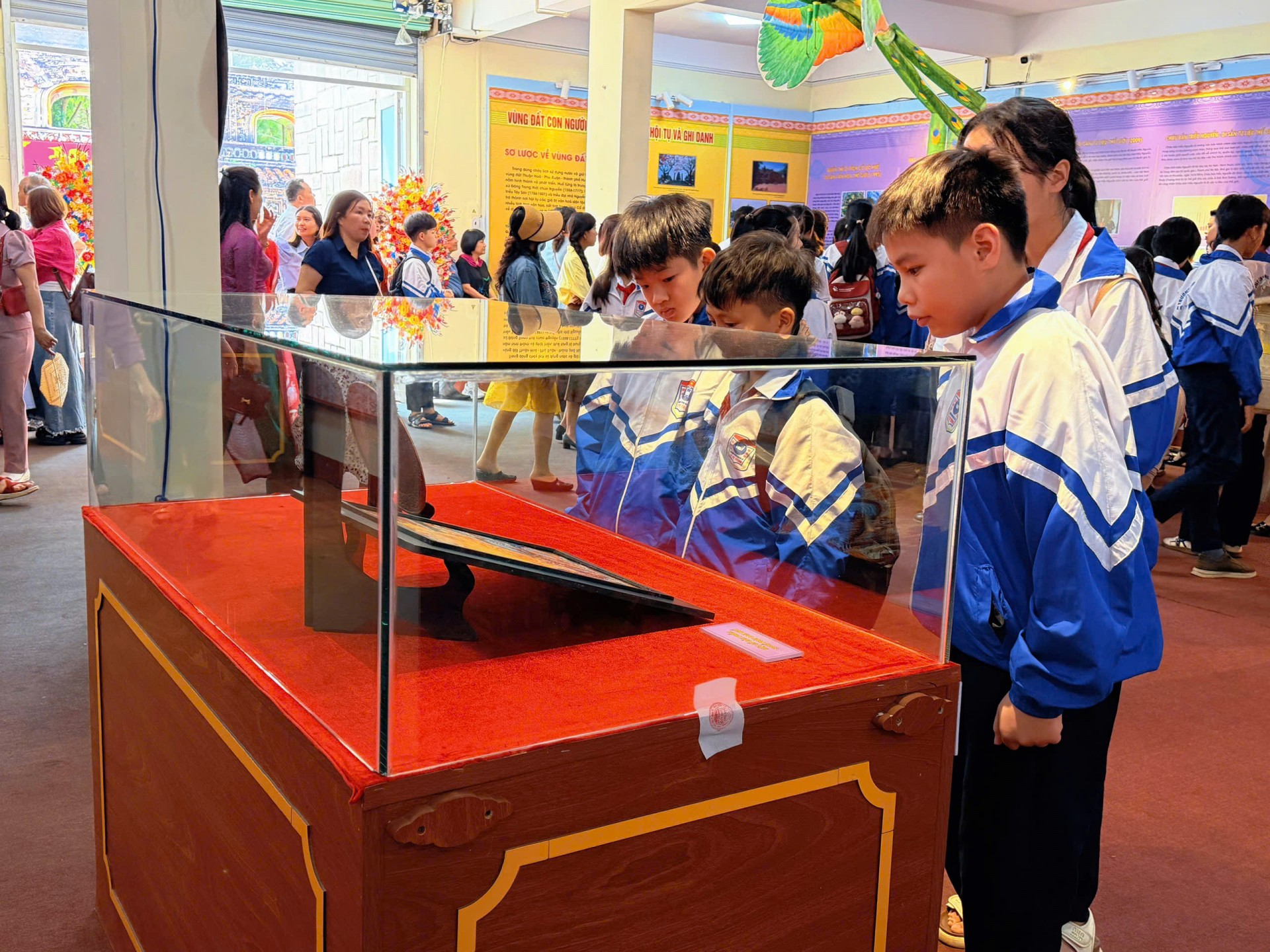 Các em học sinh hứng thú tham qua, tìm hiểu về Di sản Văn hoá Huế.