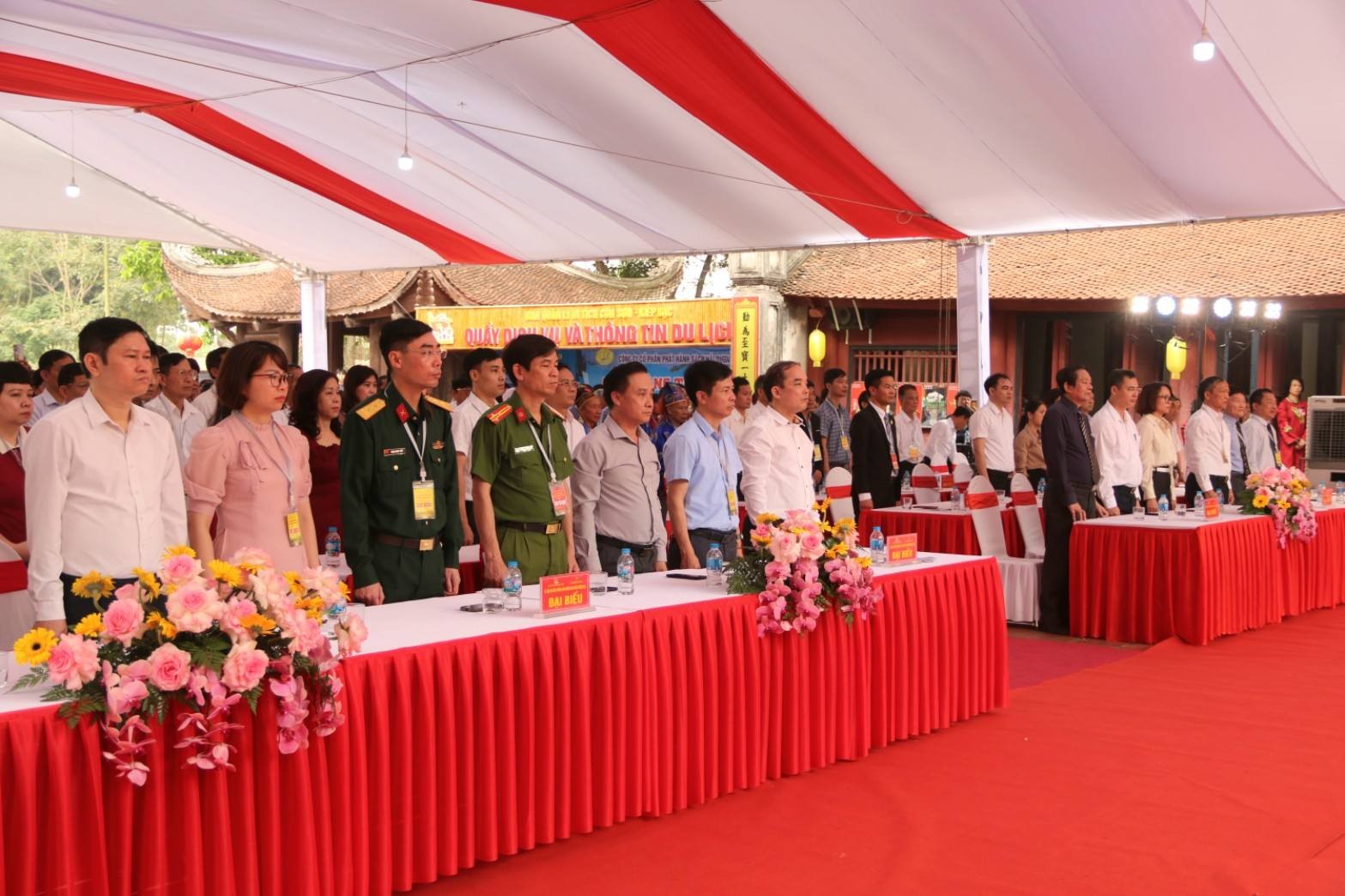 Các đại biểu thực hiện nghi thức dâng hương