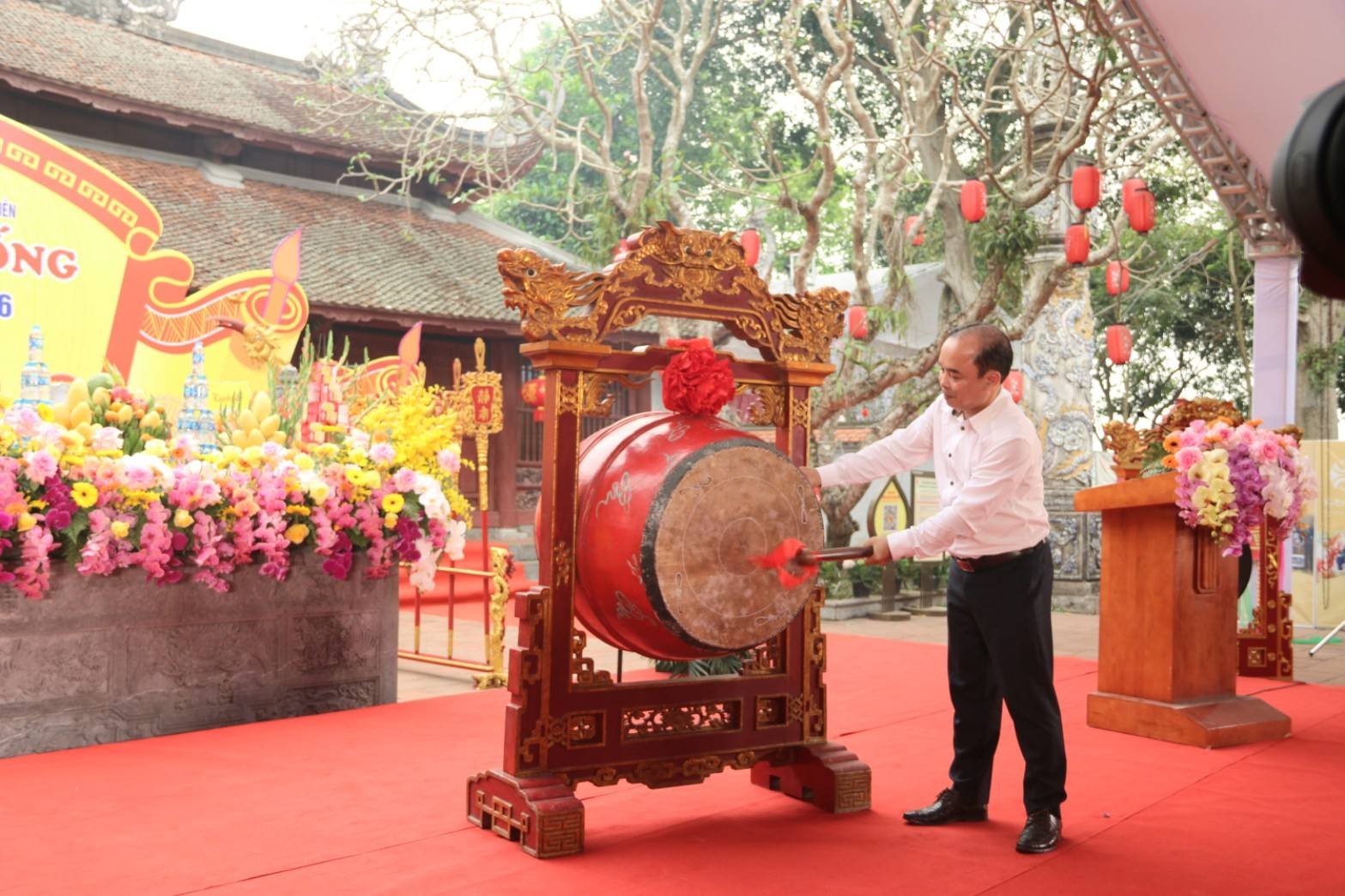Ông Đoàn Đình Tuyến, Bí thư Đảng ủy, Chủ tịch UBND xã Mao Điền khởi trống khai  hội Văn miếu Mao Điền 2026