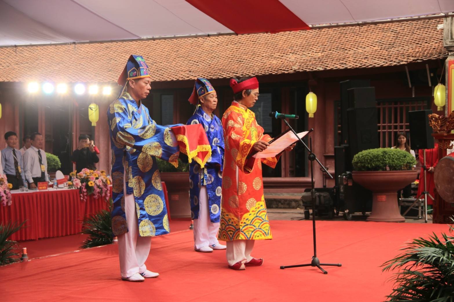 Nghệ sĩ ưu tú Nguyễn Văn Thuật cung tuyên văn Tế Đức thành Khổng Tử và các vị Đại khoa