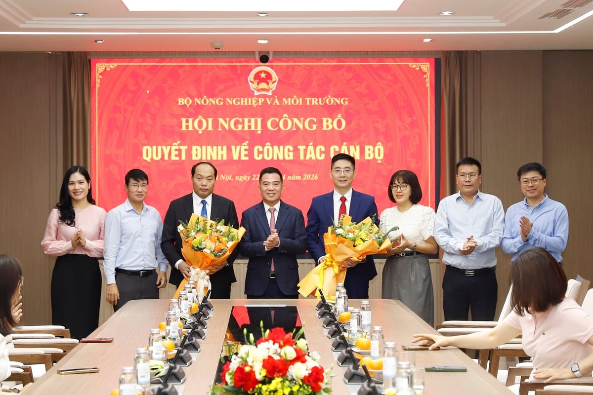 Thứ trưởng Đặng Ngọc Điệp chúc mừng Văn phòng Bộ hoàn thiện tổ chức, bộ máy. Ảnh: Khương Trung.