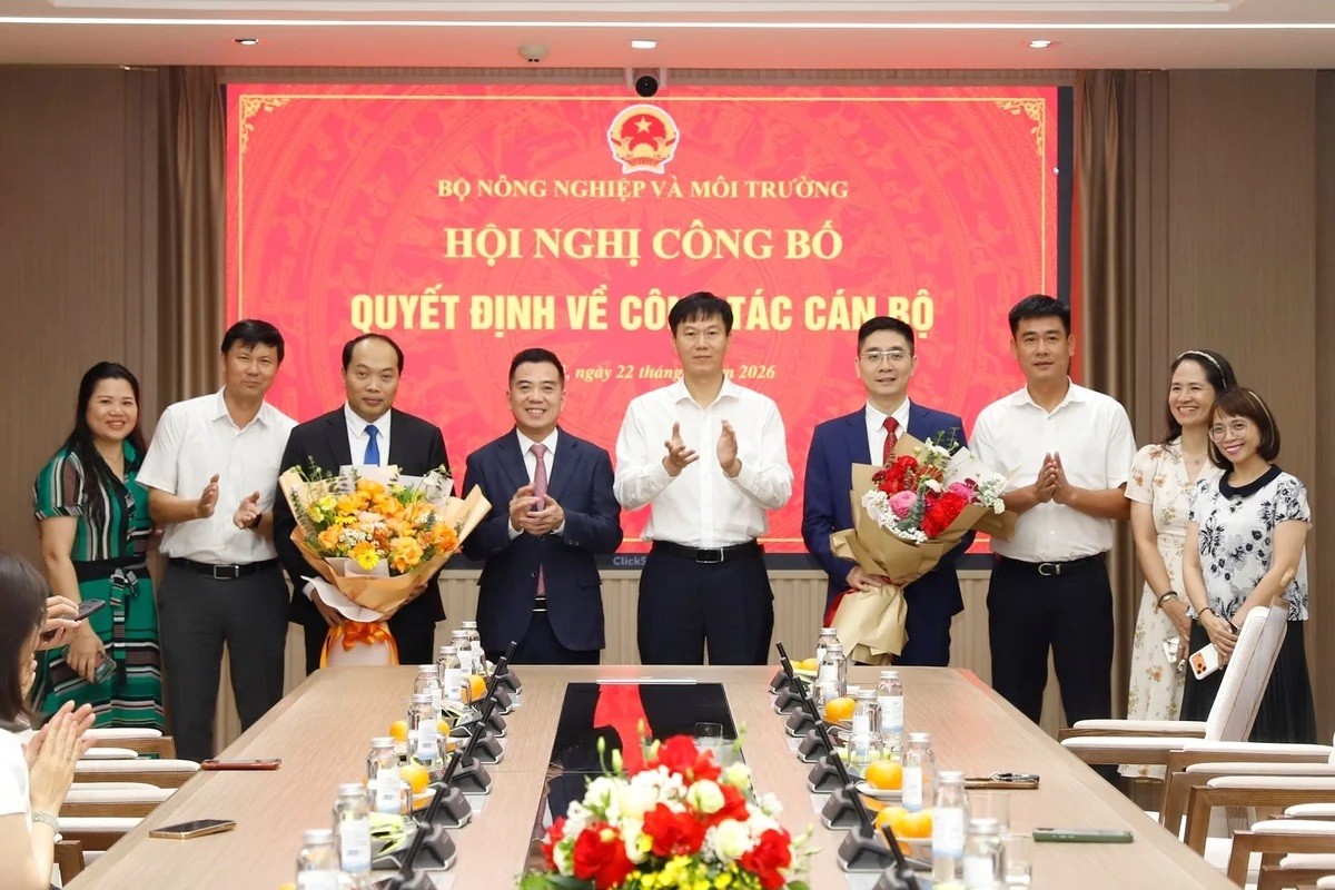 Thứ trưởng Đặng Ngọc Điệp và lãnh đạo Vụ Kế hoạch - Tài chính tặng hoa chúc mừng Chánh Văn phòng Bộ và Thư ký Bộ trưởng Bộ Nông nghiệp và Môi trường. Ảnh: Khương Trung.