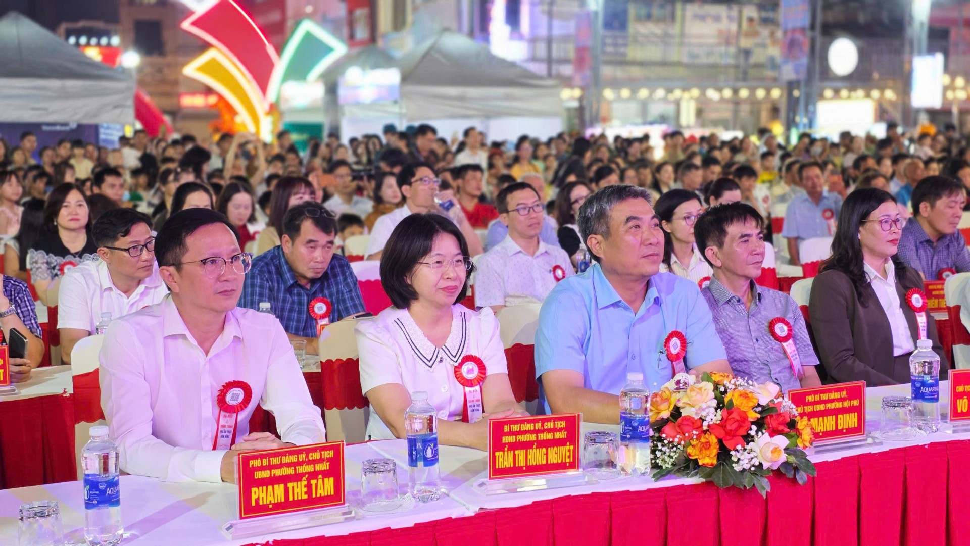 Các đại biểu tham dự lễ khánh thành Phố ẩm thực Diên Hồng.