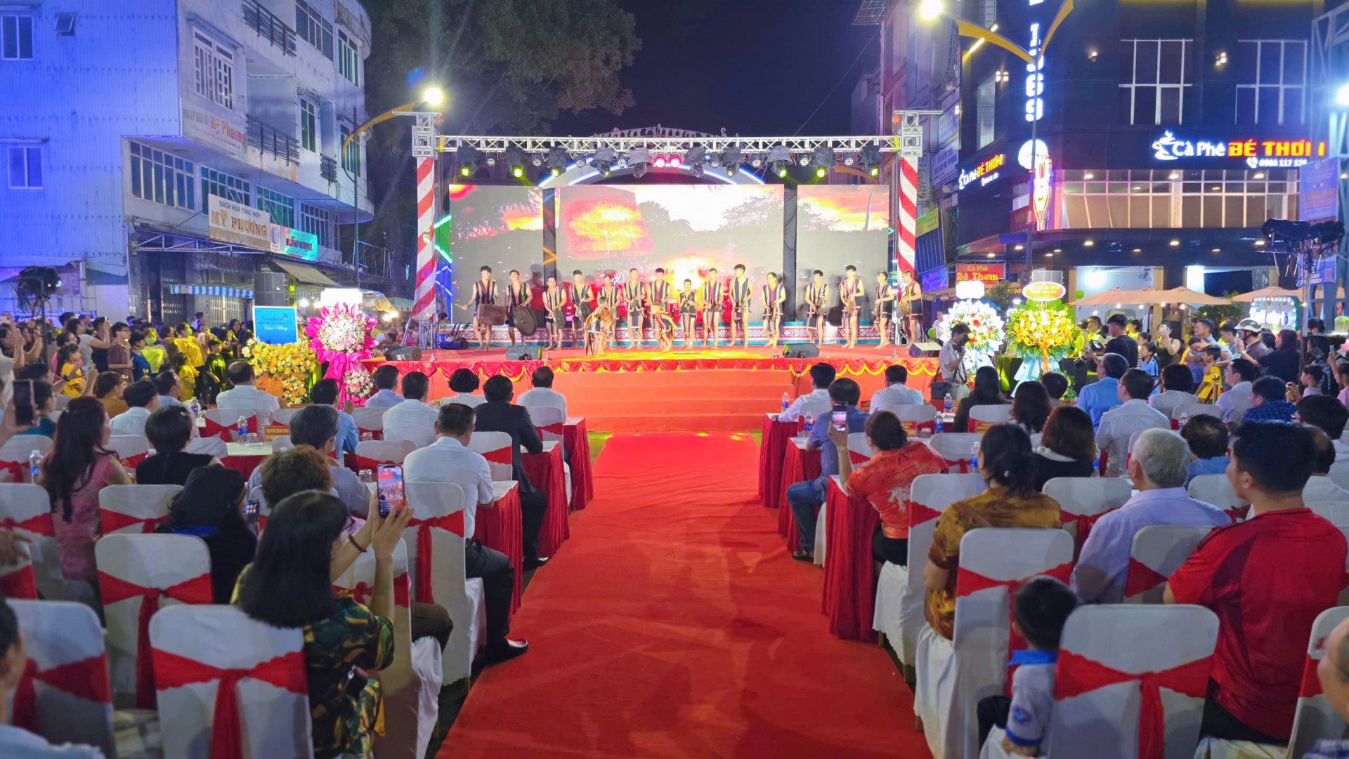 Lễ khánh thành phố ẩm thực Diên Hồng với chủ đề chủ đề “Điểm hẹn vị ngon và văn hóa”.