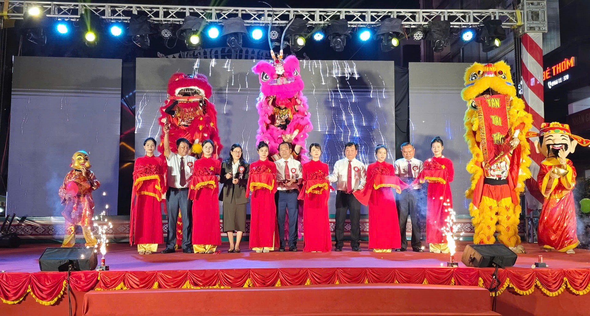 Các đại biểu cắt băng khánh thành Phố ẩm thực Diên Hồng.