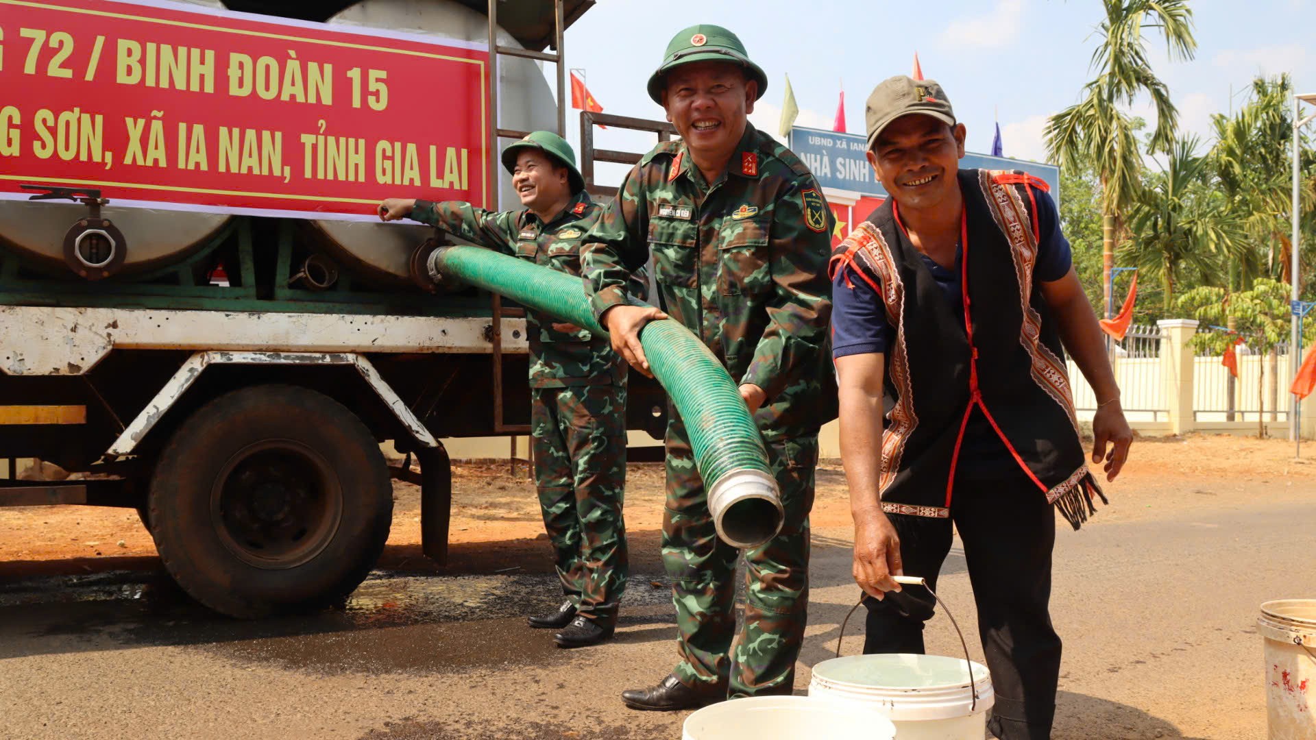 Người dân phấn khởi khi nhận được nguồn nước sạch.